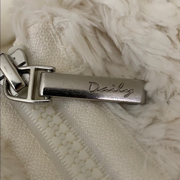 Daily Sherpa Zip up white jacket Size Small - Picture 6 of 7